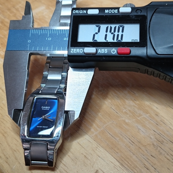 Vintage Casio Quartz watch Stainless Steel case and band. Blue face Silver hands - Picture 5 of 10